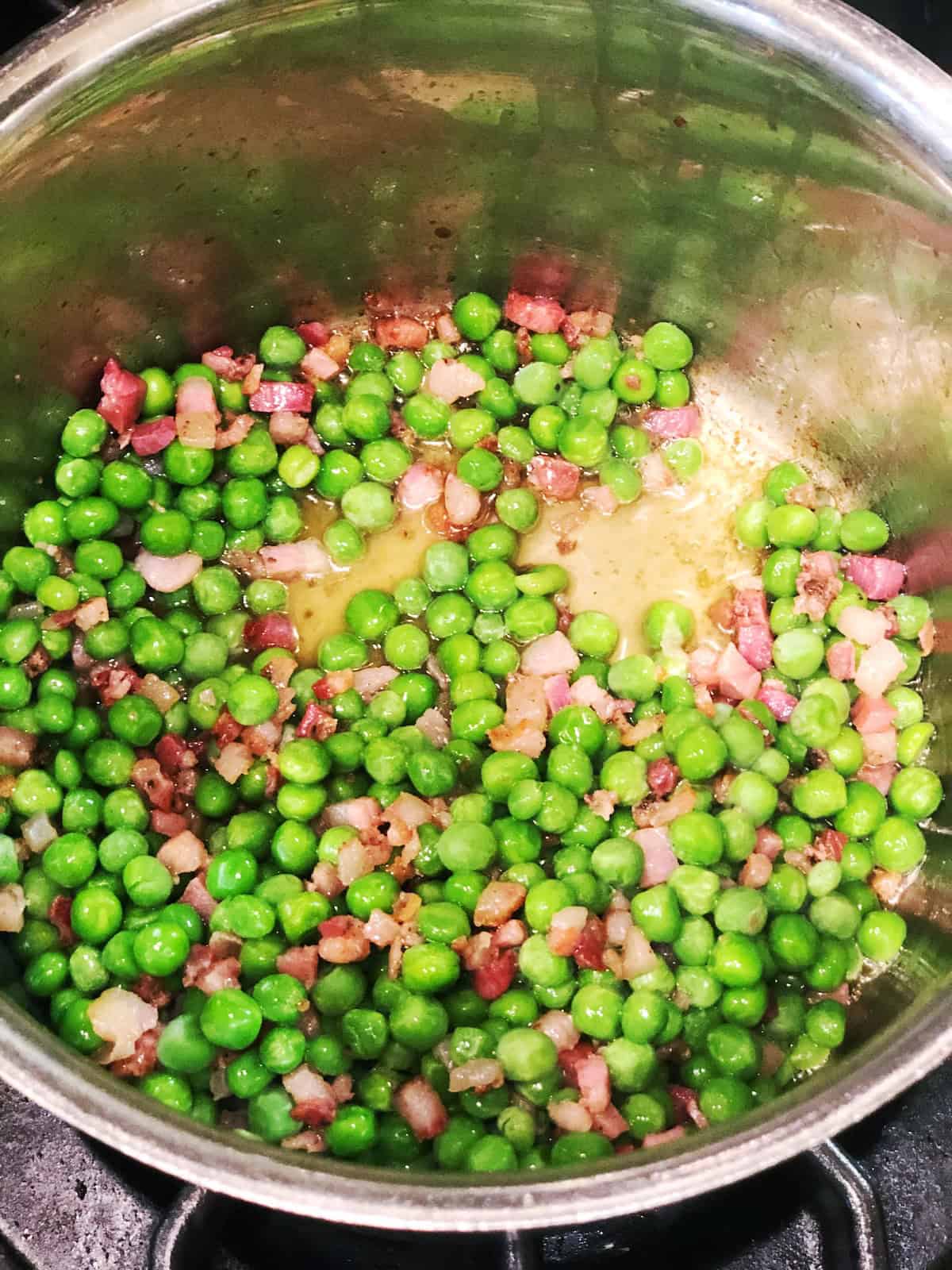 Cooking the peas for the spaghetti alla carbonara with peas and pancetta.