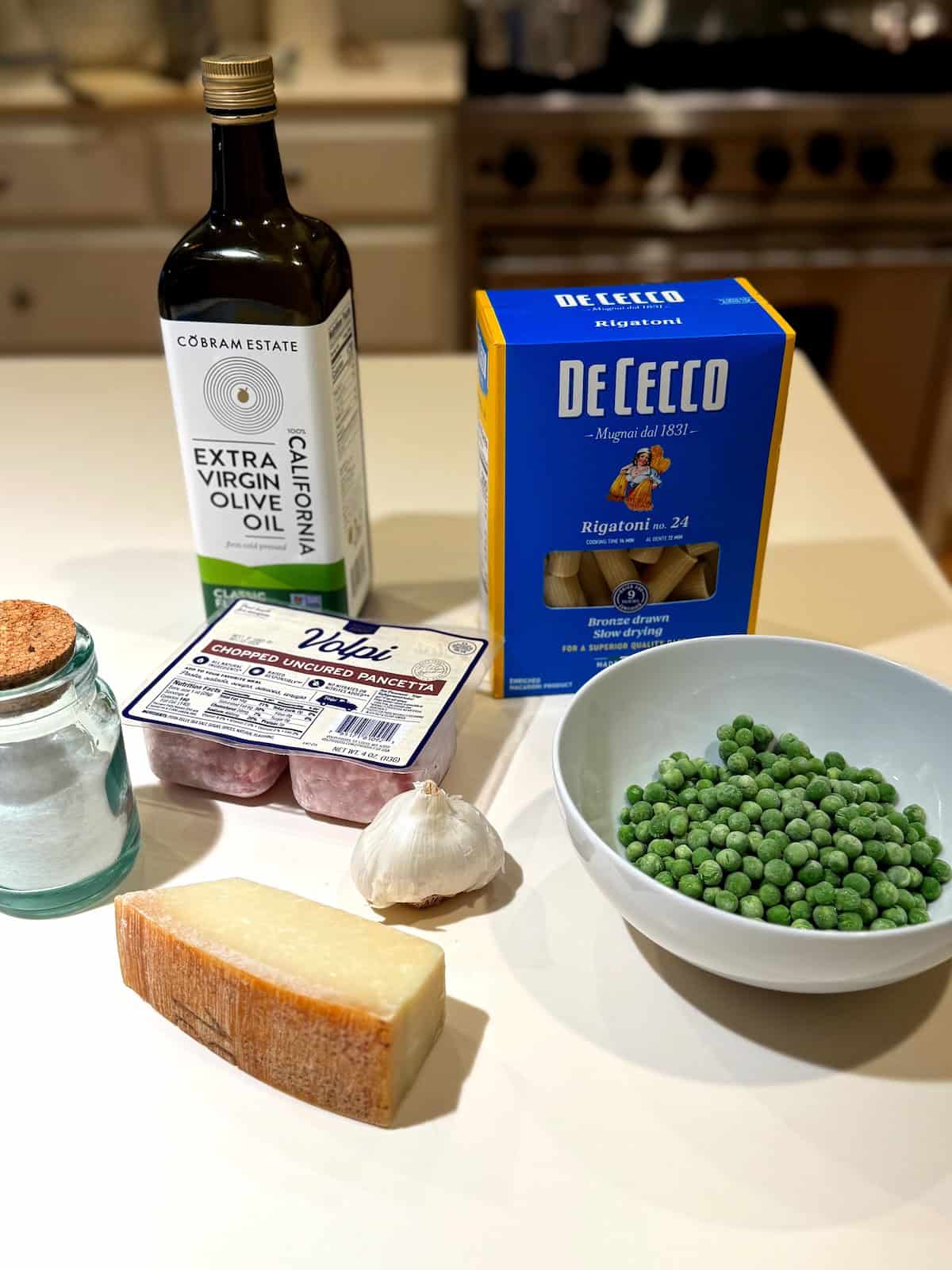Ingredients for pasta with peas and pancetta.