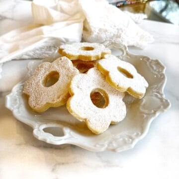 Canestrelli cookies on a plate.
