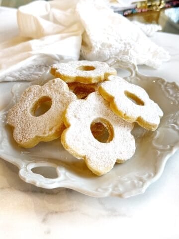 Canestrelli cookies on a plate.